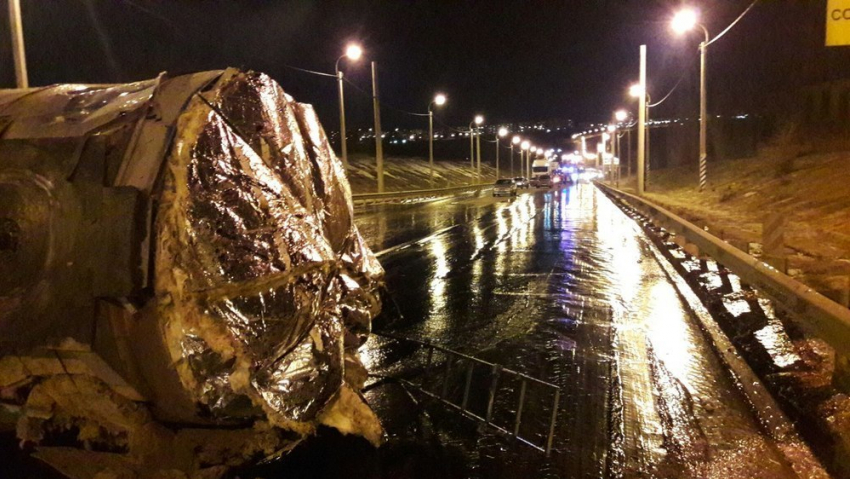 Под Камышином на саратовской трассе перевернулась фура-бочка и парализовала движение