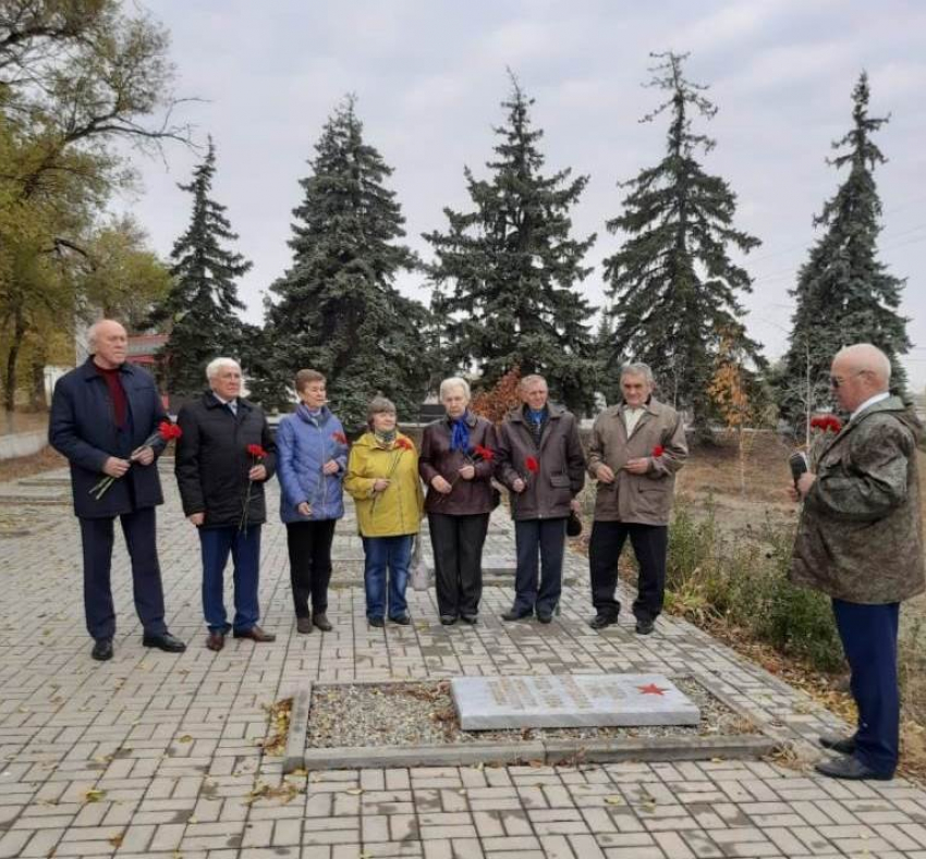 В Камышине спикер гордумы Владимир Пономарев примкнул к празднующим День рождения комсомола