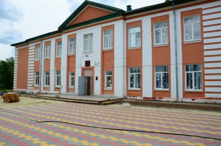 Ребята вернутся в Петроввальскую школу Камышинского района после изоляции и построятся на новой площадке для торжественных линеек