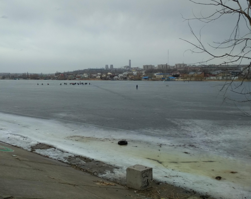 Камышан взволновал «химический» цвет льда у Бородинского моста