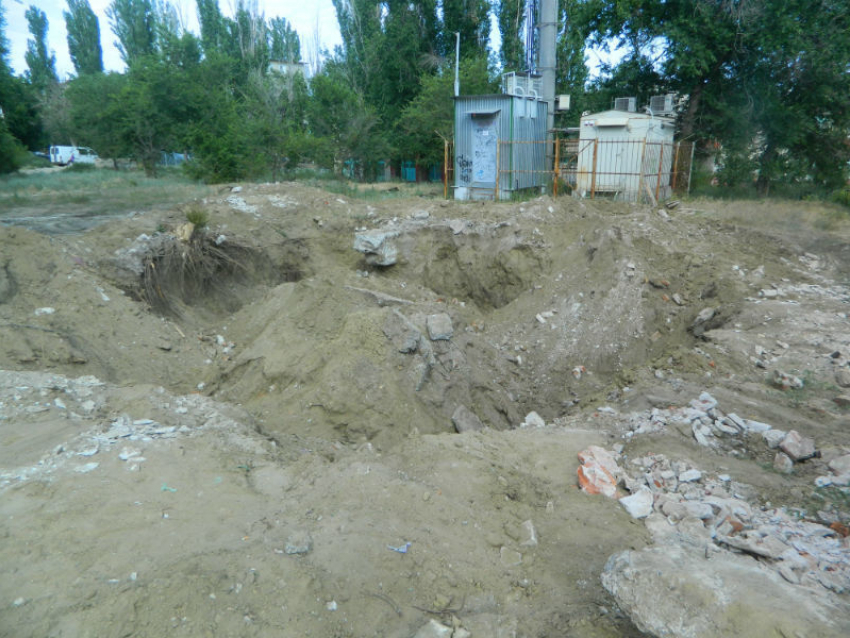 «Археологические» раскопки в Камышине: зияющий котлован вырыт в центре города