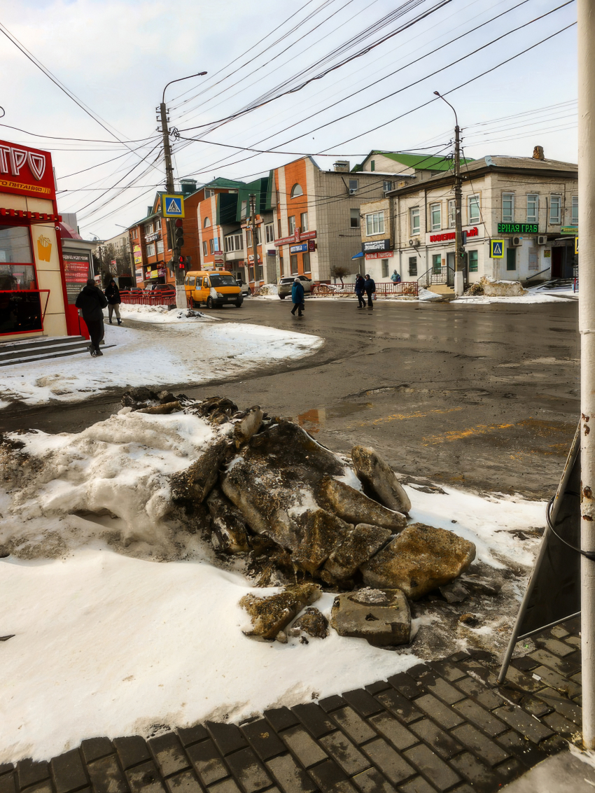 Вот валило «Благоустройство» всю зиму снег на тротуары, а теперь любуемся этими грязными глыбами! - камышанка