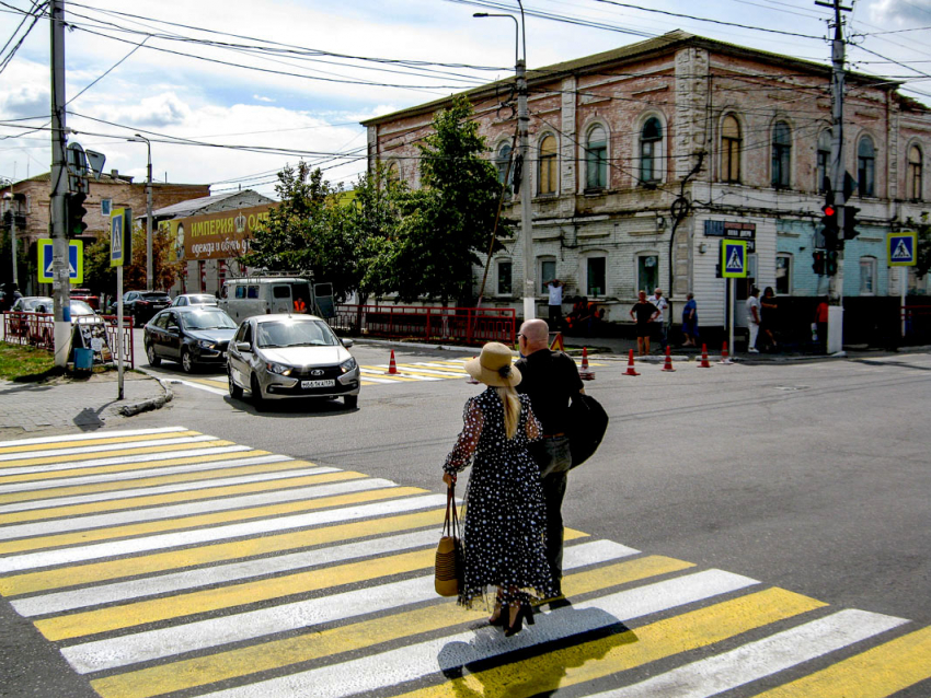В Камышине начали обновлять «смытые» дождями «зебры"