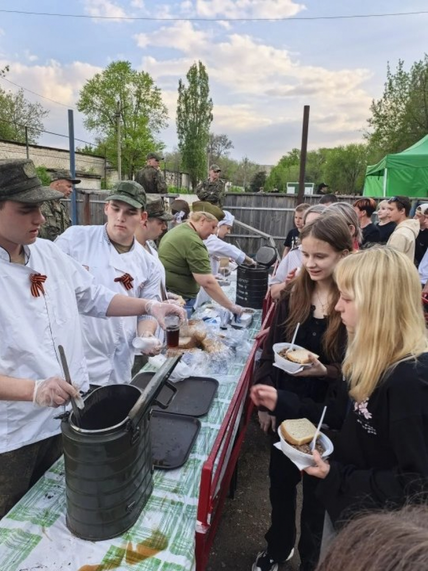 В городском парке Камышина гуляющие в ожидании фейерверка с аппетитом съели несколько «котлов» солдатской каши (ВИДЕО)