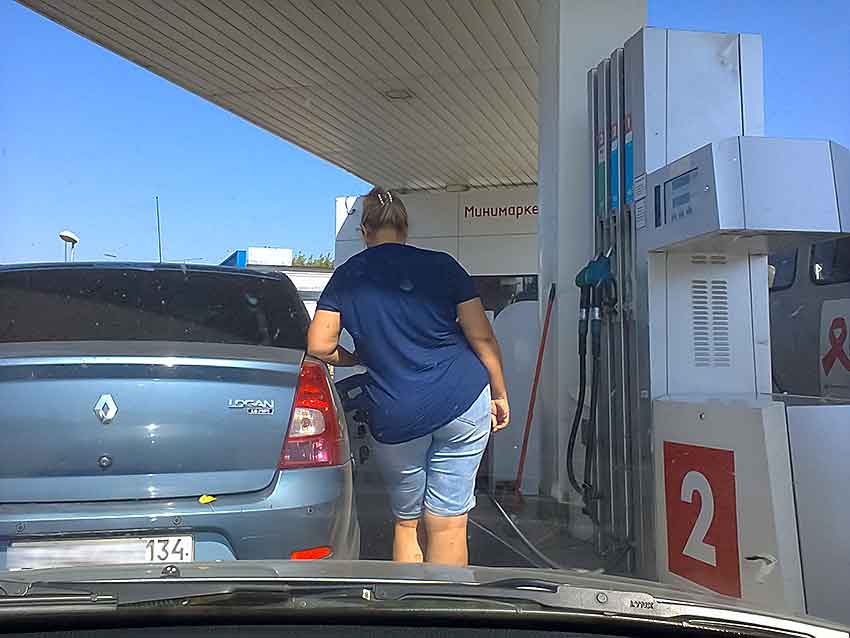 В «Лукойле» объяснили, почему ограничивают отпуск бензина на заправках
