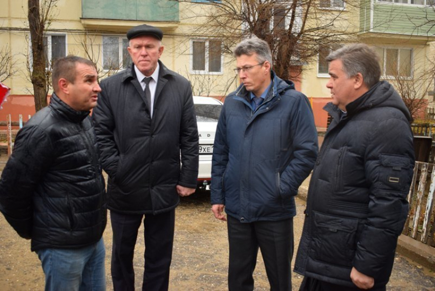 Депутаты областной Думы осмотрели дома в Камышине,  являющиеся участниками  программы капитального ремонта	