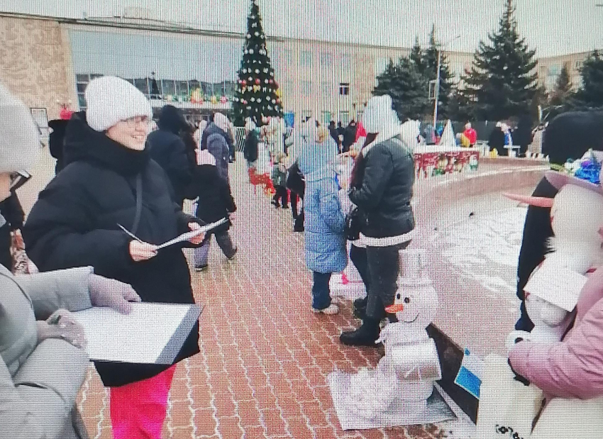 Победитель-снеговик в Камышине «потянул» на 5 тысяч рублей на веселом «дефиле» у ДК «Текстильщик"