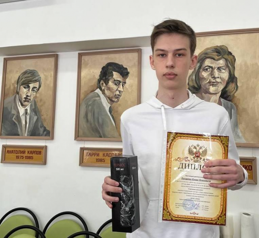 Выпускник школы №16 Камышина Егор Писарев показал высший класс на госэкзамене по профильной математике - 100 баллов!