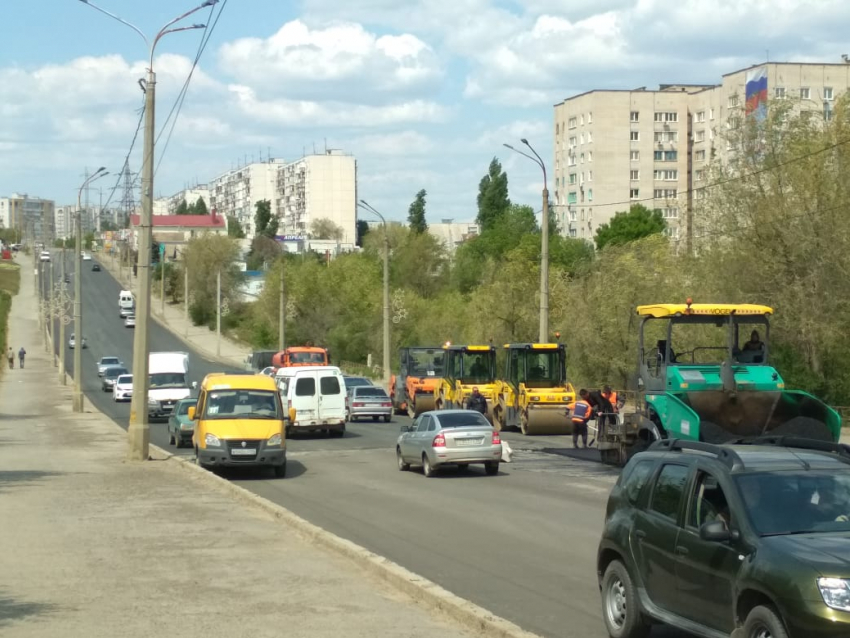 В Камышине реконструкция участка дорожного полотна по улице Базарова близка к завершению