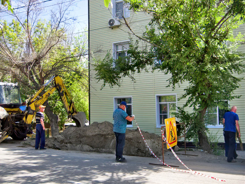 В Камышине коммунальщики вскрыли улицу Текстильную