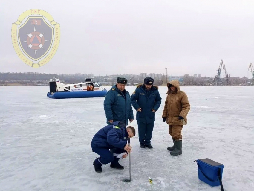 Спасатели замеряли толщину льда в рыбачьих местах в Камышине - все небезопасно