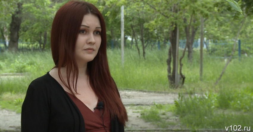 Волгоградская учительница увольнением выразила протест против принуждения косить траву в школьном дворе