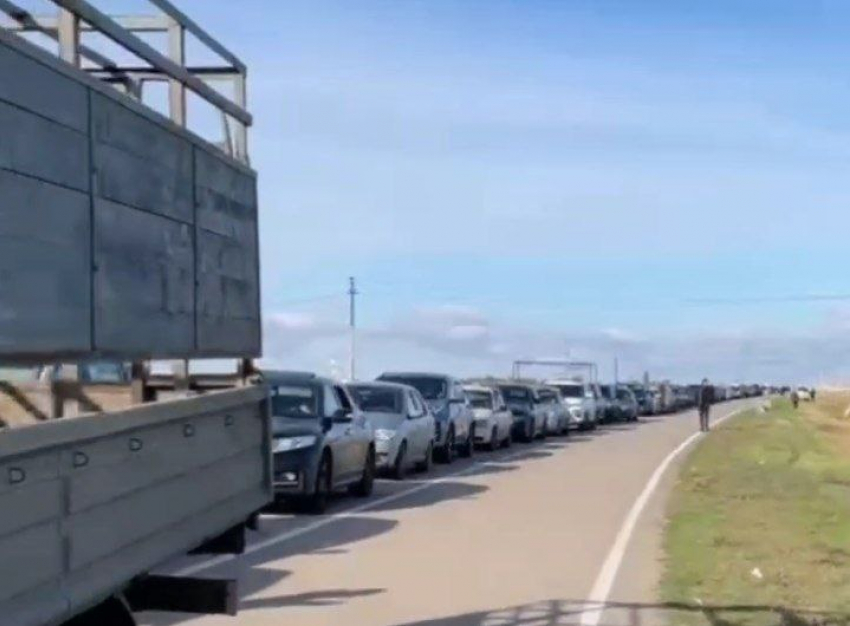 На волгоградской таможне на границе с Казахстаном, под Палласовкой, тысячи покидающих страну машин выстроились в очередь, им включили гимн России, но... (ВИДЕО)