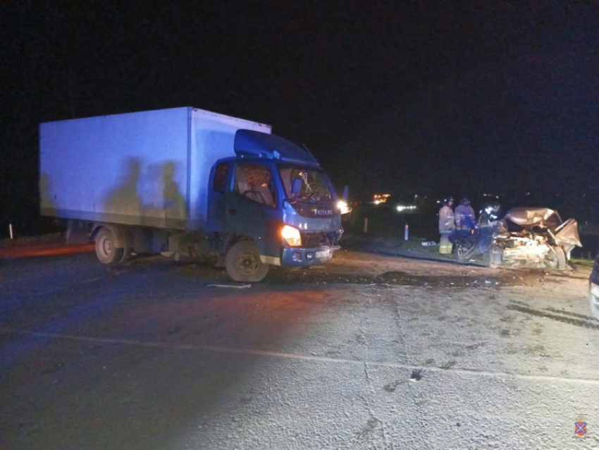 Смерть 28-летнего водителя под грузовиком: страшная авария случилась в Волгоградской области