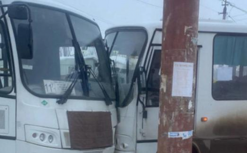 В Камышине в паблике появилось фото муниципальных автобусов, столкнувшихся лоб в лоб на «Молодежке"