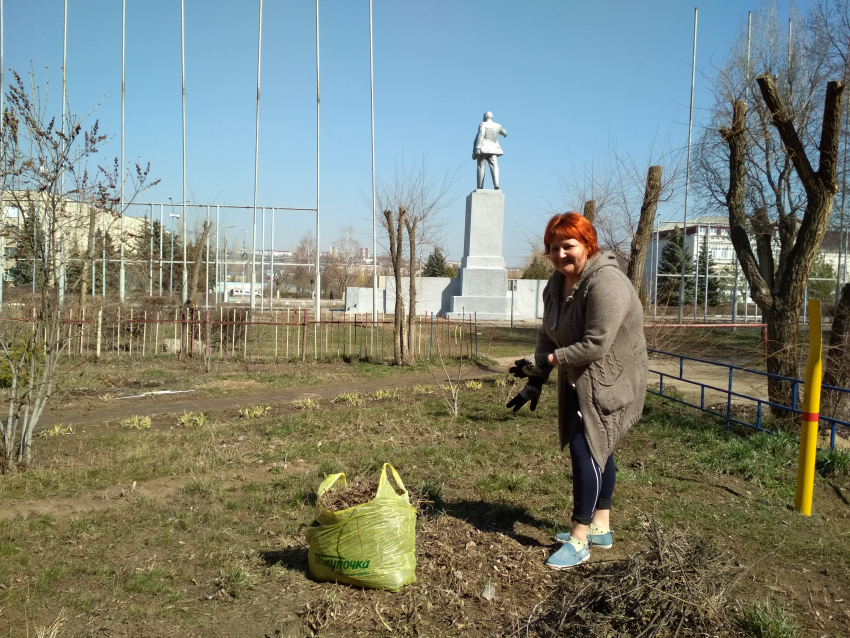 Самые трудолюбивые камышане выходят на субботники в одиночку, с соблюдением антивирусных мер