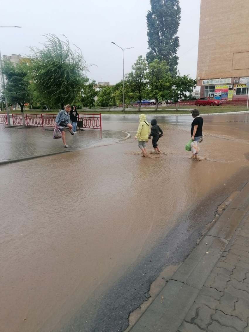 Быстрый ливень в Камышине 16 июля превратил улицу Ленина в реку, которую надо переходить по колено в воде