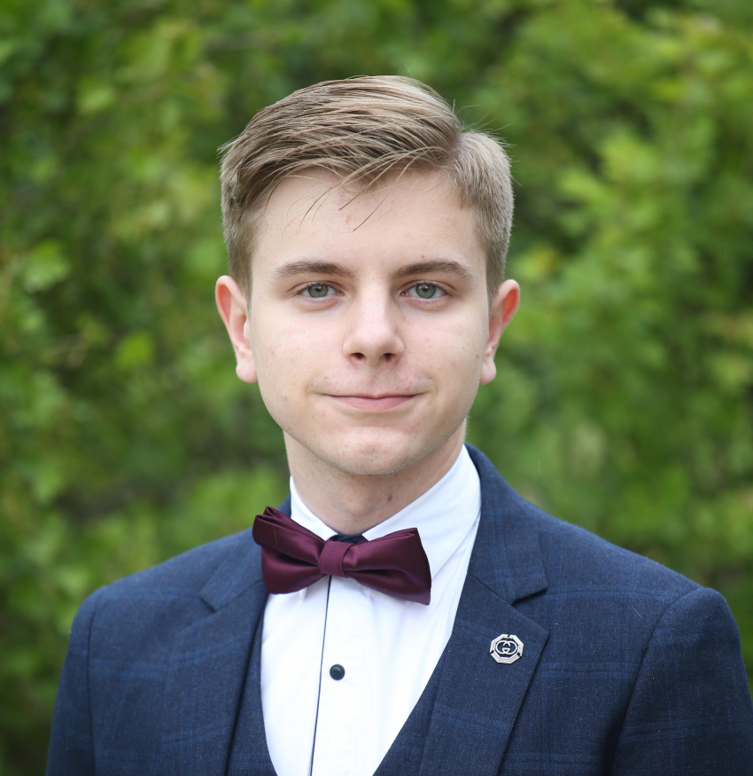 Артем Шишлянников из школы №15 Камышина получил 100 баллов на ЕГЭ по русскому языку и золотую медаль по окончании школы