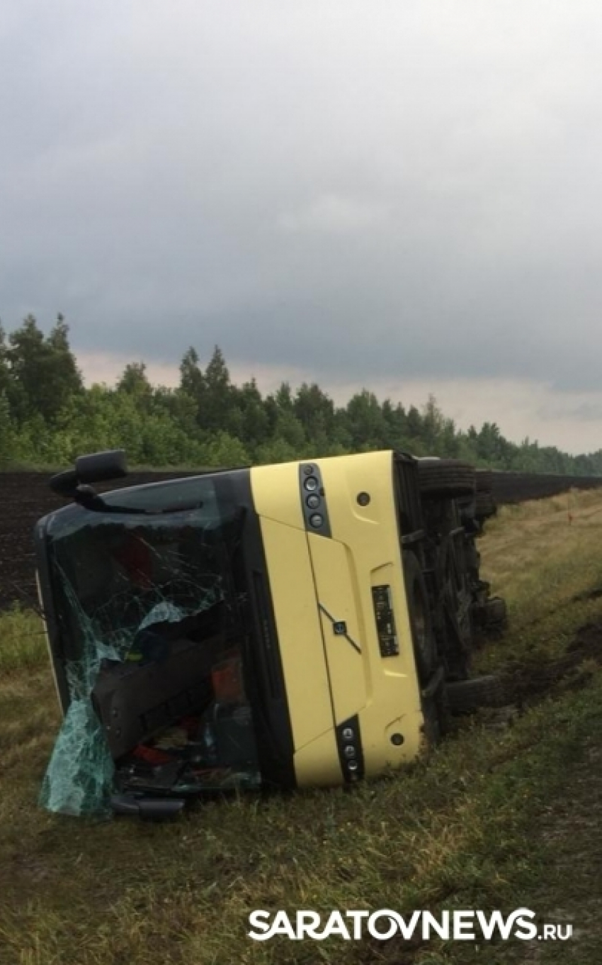 Шесть человек ранены в перевернувшемся на трассе автобусе, ехавшем из Германии в Камышин