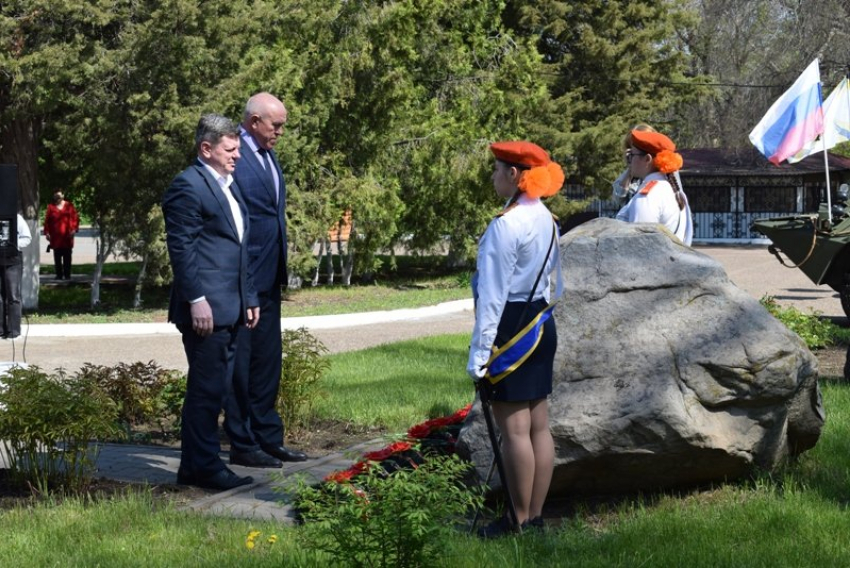 Простые горожане и чиновники заранее, как бы «в 39-ю годовщину катастрофы", пришли возложить цветы к памятному камню погибшим чернобыльцам-камышанам 