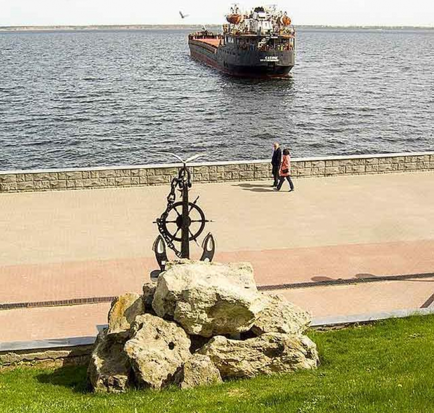 Камышане принесли скромные букеты к памятнику морякам и речникам на набережной Волги, администрация города ветеранов ВМФ не поздравляла