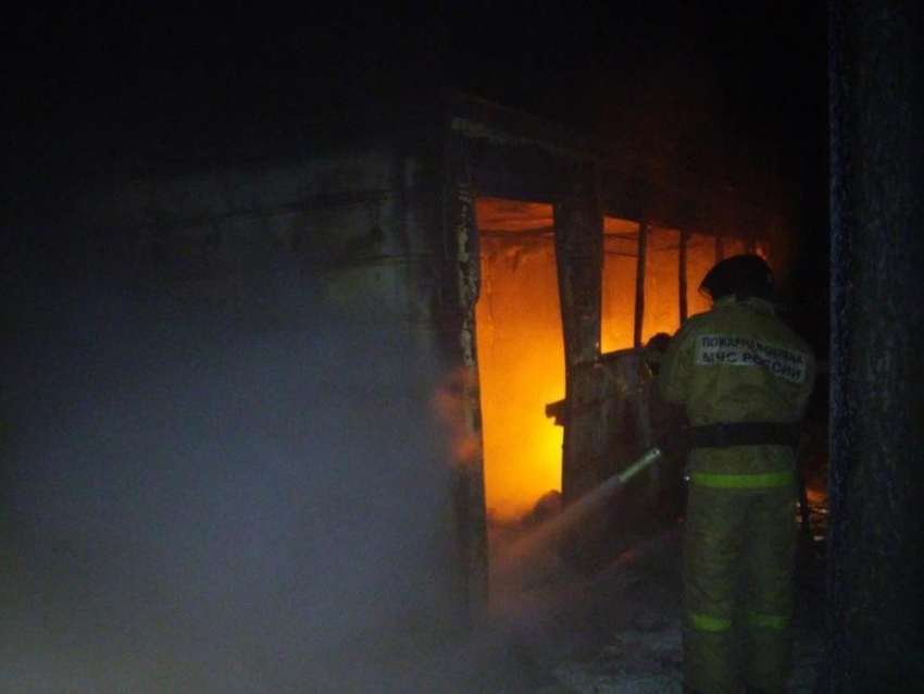 В Камышине на территории Аэродрома сгорели вагончики столовой и котельной 