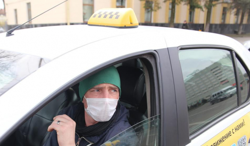 Оперативный штаб Волгоградской области и Роспотребнадзор распорядились таксистам в Камышине надеть маски