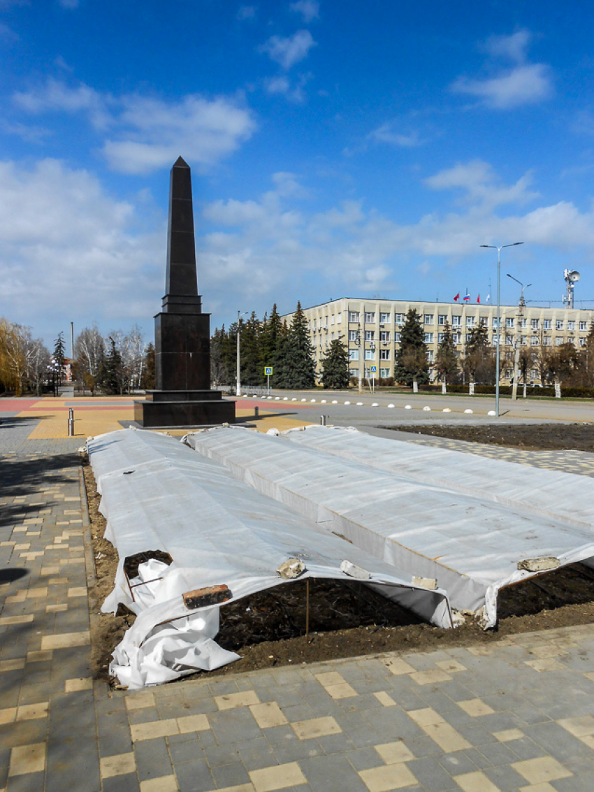 Камышанка Татьяна Стужук прибыла на прием к Андрею Бочарову с неотложной проблемой: получше благоустроить площадь Павших борцов у новой стелы 