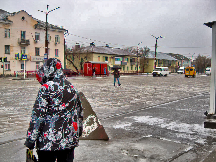 Опасная «скользкость» сковала дороги и тротуары Камышина, прогноз синоптиков - снова дождь со снегом
