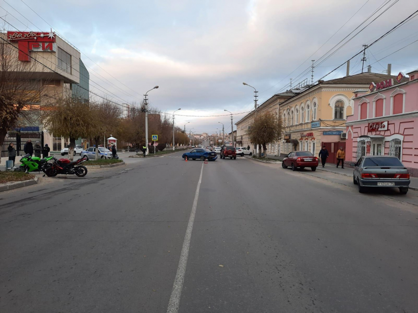 В Камышине на улице Пролетарской мотоциклиста на «Ямахе» не пропустил водитель «Дэу", и парень разбился