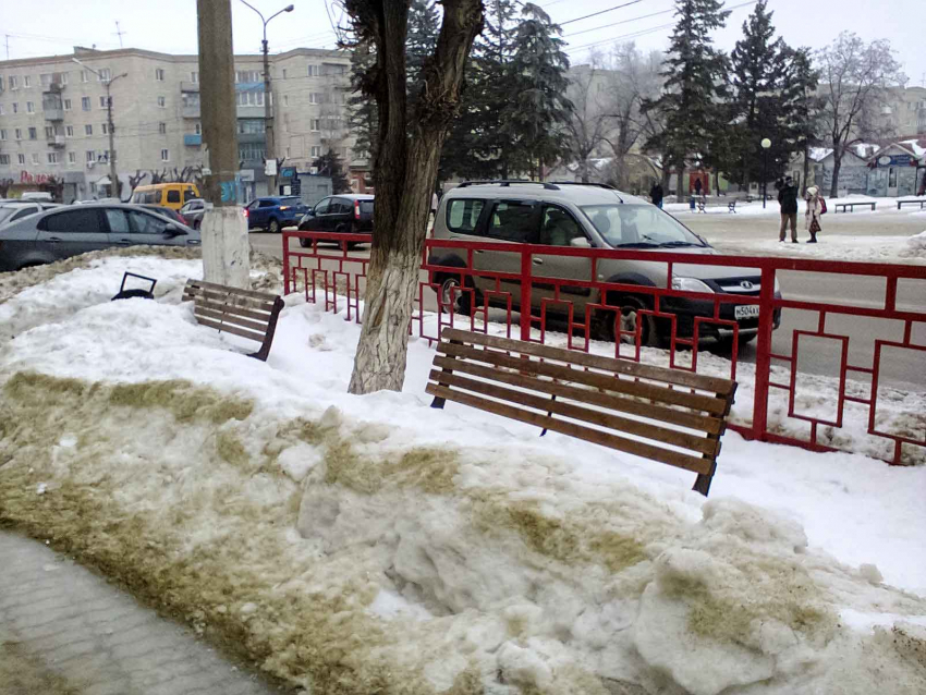 На планерке в администрации Камышина МУ «Благоустройство» доложило, что в поте лица, тоннами, вывозит снег из города и сыплет песок на лед