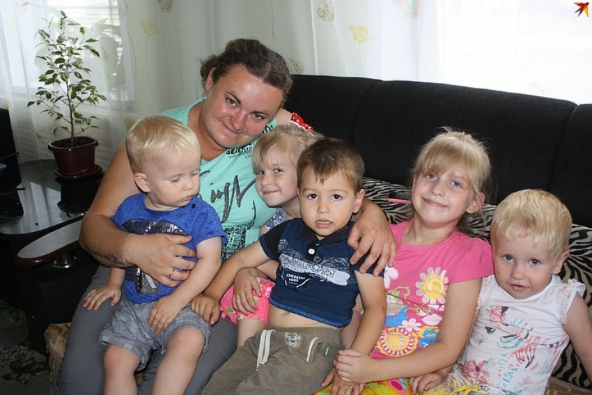 Молодые супруги Ковалевич из села в Камышинском районе, усыновившие 8 детей, 1 сентября стали героями федеральных изданий