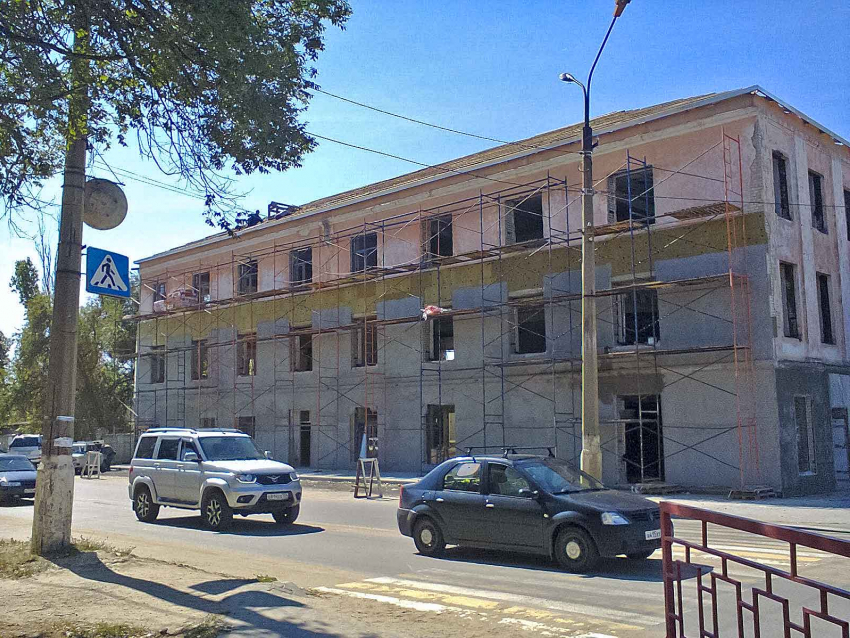 В Камышине новый собственник здания бывшего санатория-профилактория ХБК решил, наконец, его отремонтировать