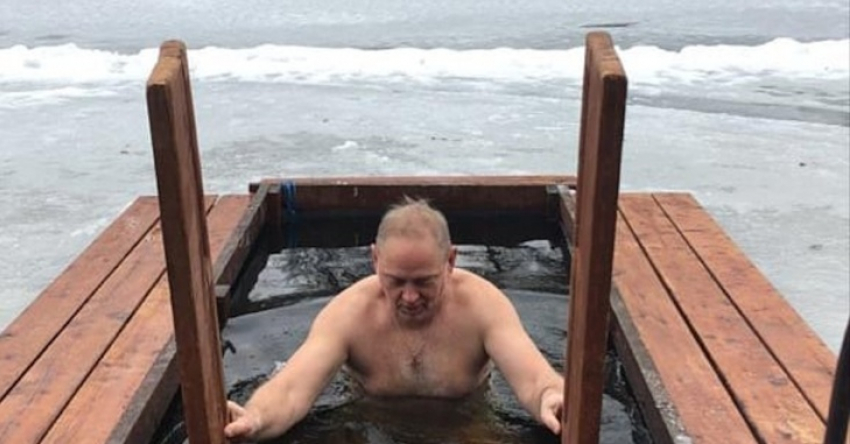 В соцсети попало фото мэра Волжского Игоря Воронина, погружающегося в воды Волги в Крещение