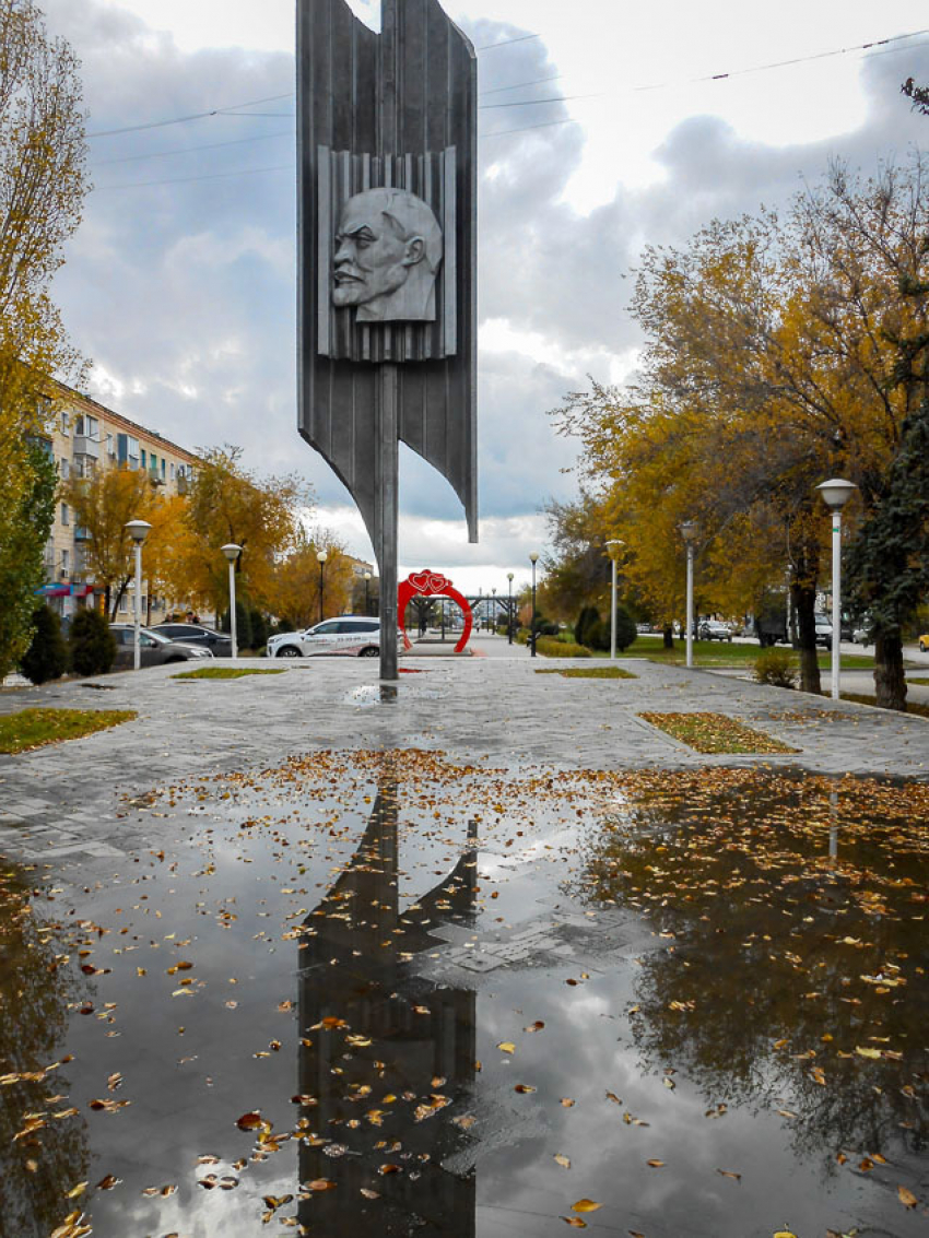 Хорошо бы выровнять площадки на улице Терешковой у загса, чтобы вход на Аллею Любви не начинался с луж, - камышанка