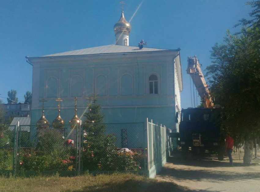 Новые золотые купола на Свято-Троицом храме радуют души жителей Камышина