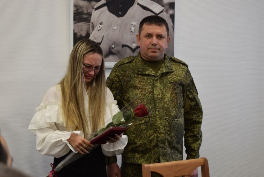 В Камышине родным ефрейторов и рядовых, не вернувшихся с СВО, передали государственные награды героев