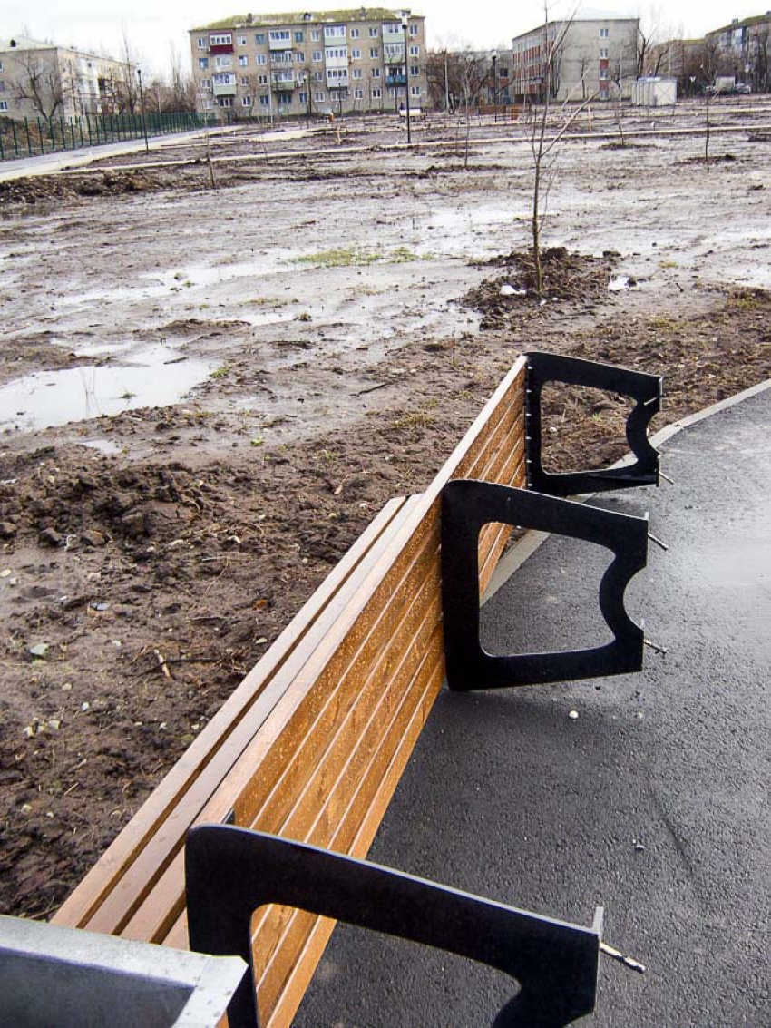 В Камышине в парке Текстильщиков из-за слякоти образовались промоины, а некоторые новые скамейки легли на бок