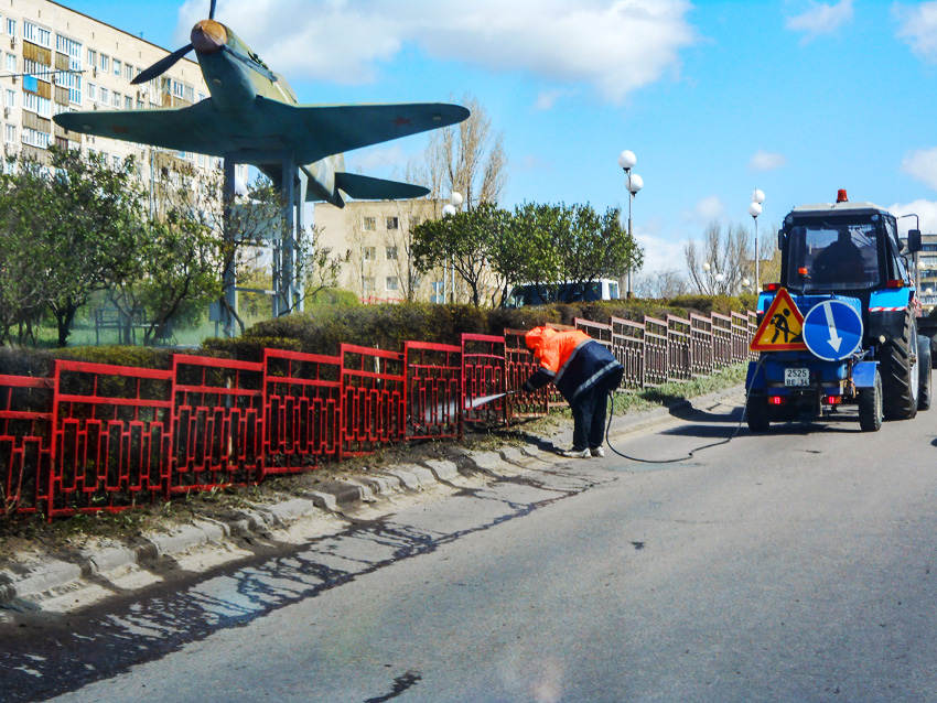 Что после дождей можно поливать на Сиреневом бульваре в Камышине - лучше бы самолет Маресьева помыли! - камышанин
