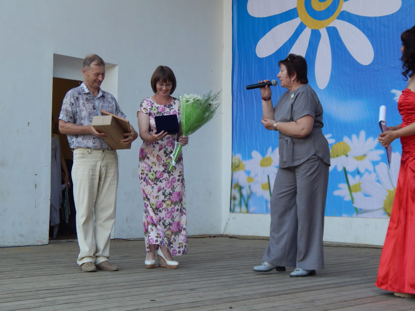 В Камышине в городском парке в День семьи, любви и верности «расцвело» много ромашек, и каждый их лепесток был на радость, на счастье