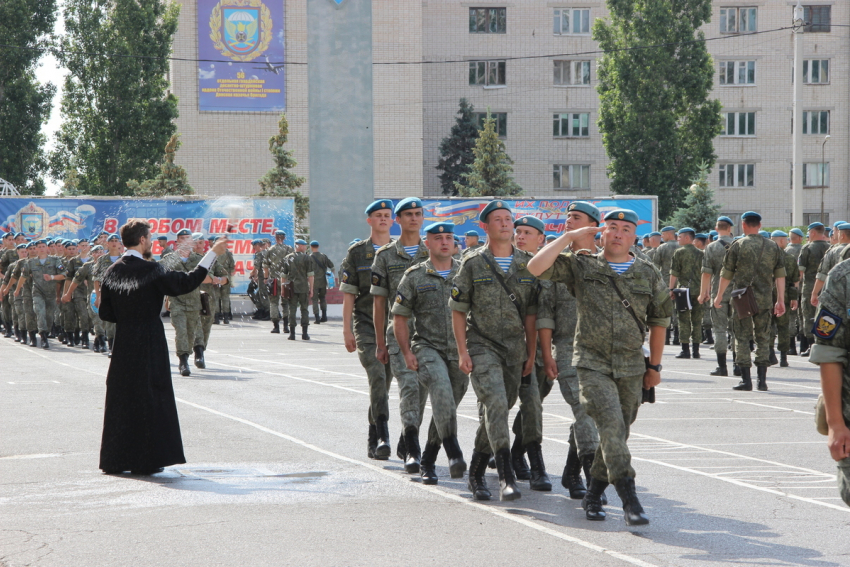 В Камышине воинов-десантников благословили на ратный труд  заместитель комбрига и святой отец