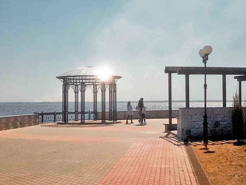 Подрядчик проекта «реконструкция набережной» прокладывает широкую прогулочную дорожку от ротонды до Бородинского моста