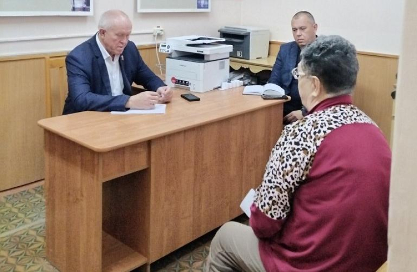 Спикер Камышинской городской думы Владимир Пономарев что-то взял на контроль