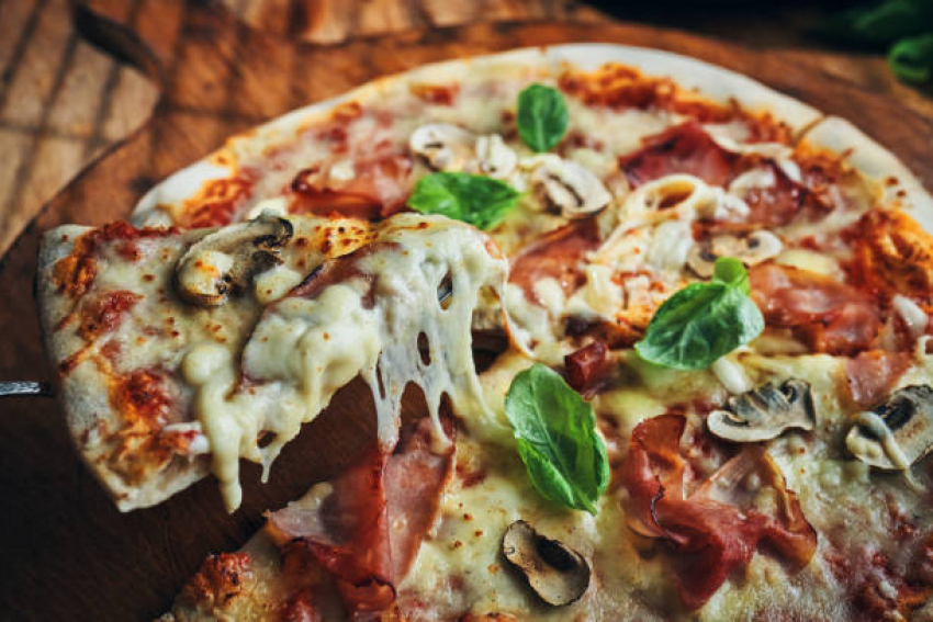 В Волжском голодный разбойник напал с пистолетом на курьера и отобрал пицу