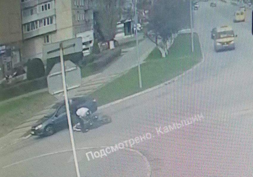 Камышане показали в соцсетях, как из-за ямы с песком на проезжей части в Камышине пострадал мотоциклист (ВИДЕО)