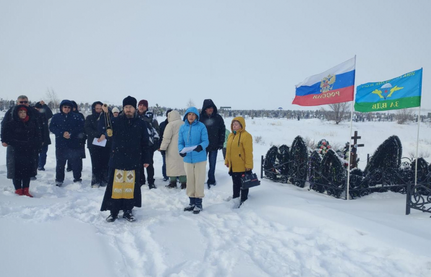 "Воинов, на поле брани убиенных, прими в небесный чертог": в высокую высь летела молитва о камышанах, погибших смертью храбрых в СВО