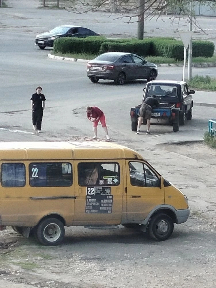 В Камышине водители авто от безысходности вынуждены останавливаться на дороге, чтобы чем-то заделать самые опасные ямы на своем пути
