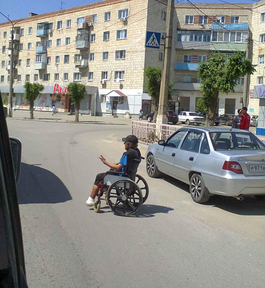 Водители в шоке: между машин на Ленина протискивается на коляске инвалид и еще рукой всем машет! - камышанин