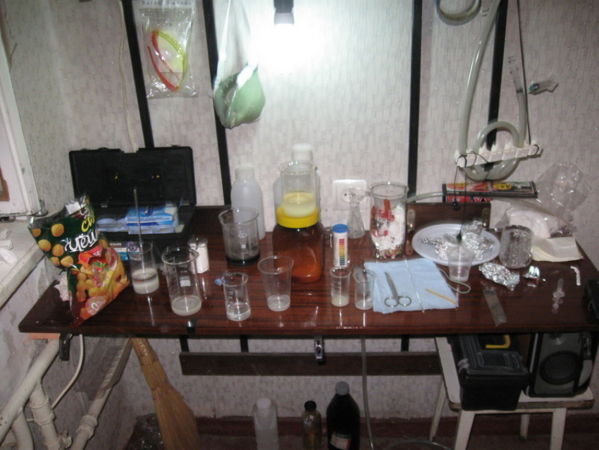 Житель Камышина организовал в комнате общежития нарколабораторию
