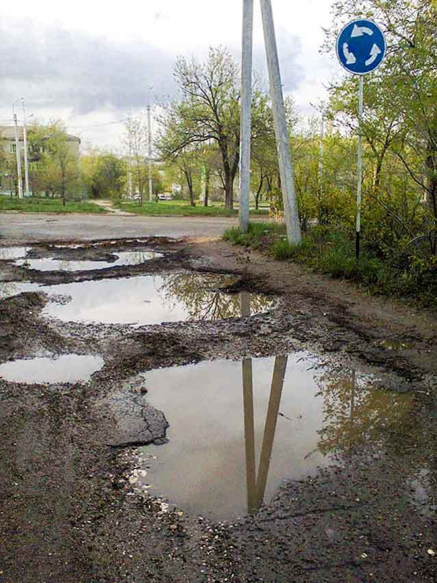 В Камышине прошедшие дожди оставили на городских дорогах лужи, как на деревенских 